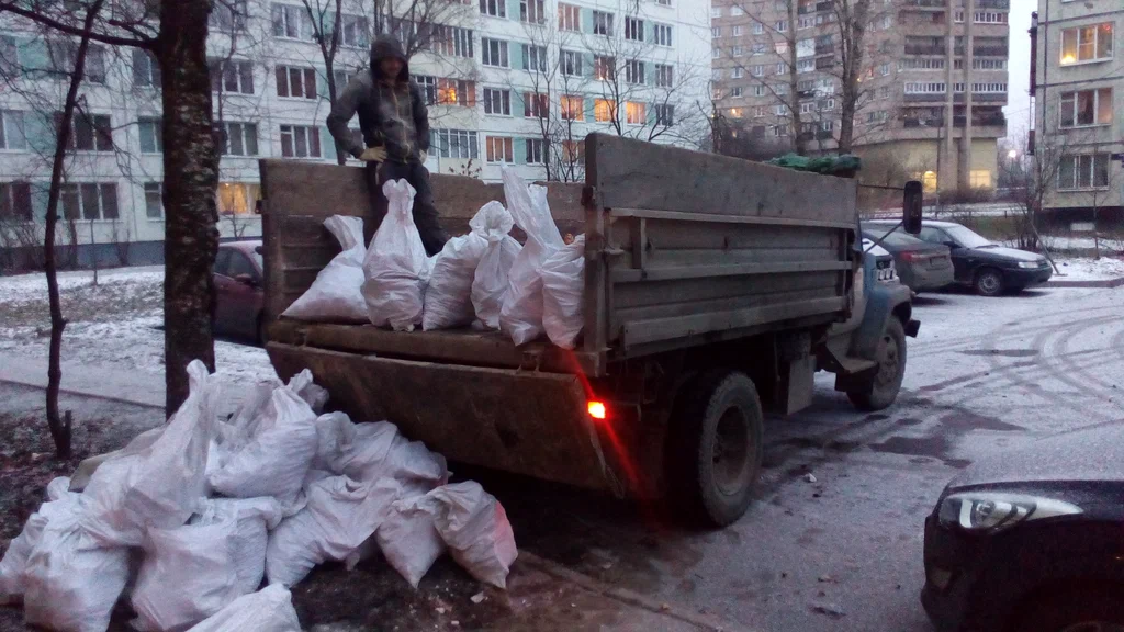 Вывоз мусора в мешках в Луховицах в октябре