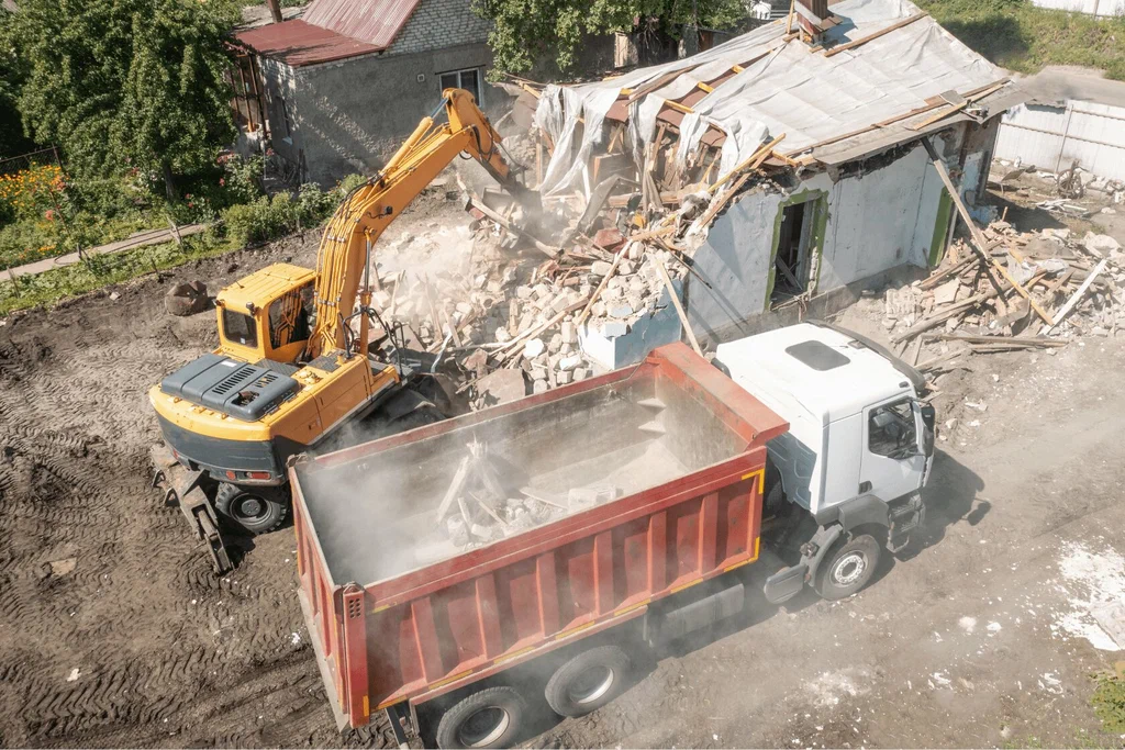 Вывоз мусора после сноса зданий с выездом в Луховицах в октябре