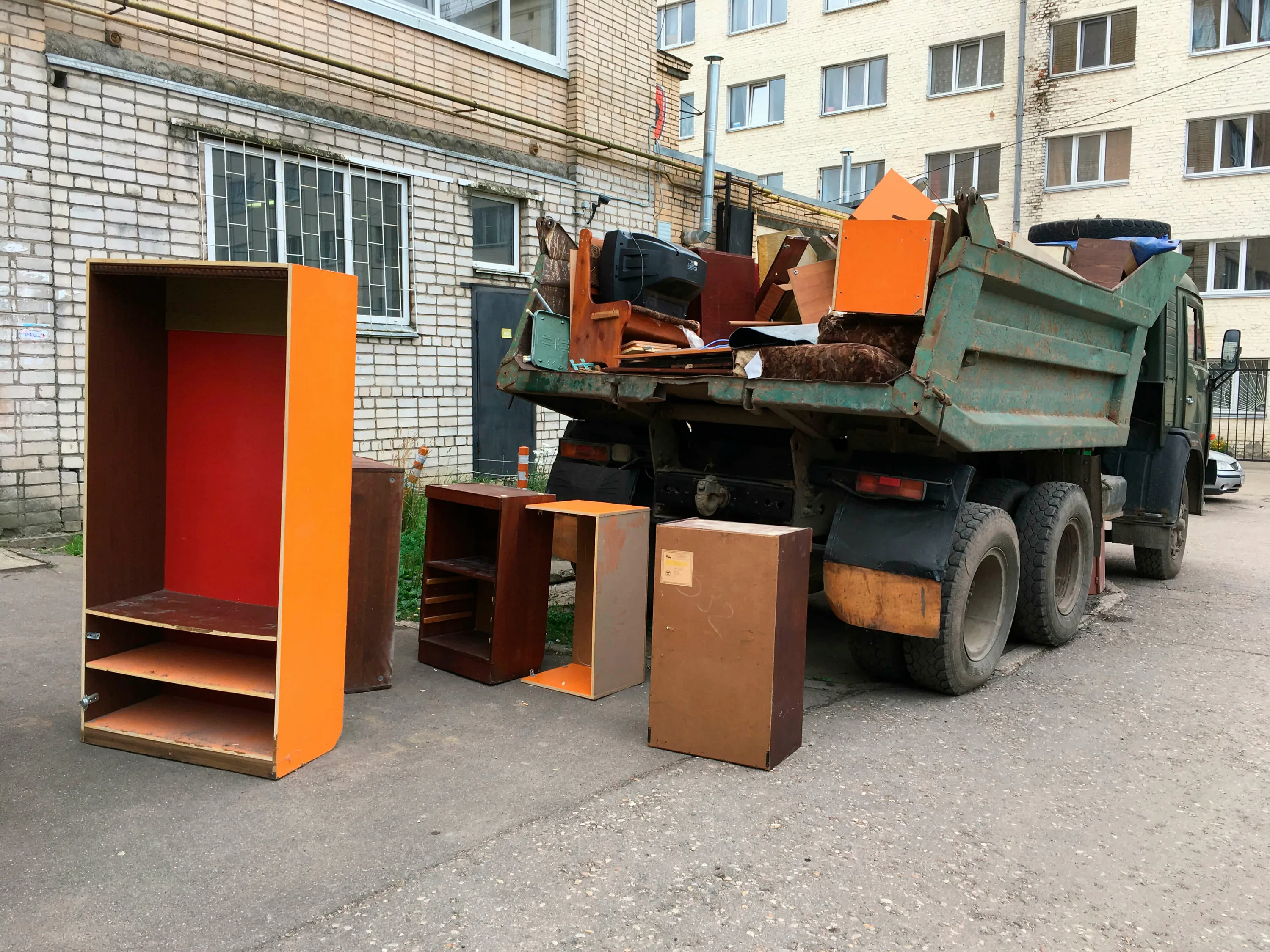 Утилизация старой мебели с вывозом и разбором в Луховицах в октябре
