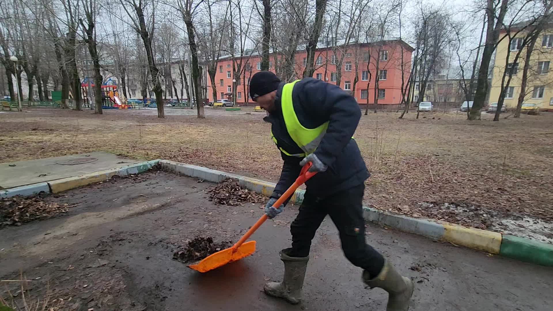 Уборка территорий в Луховицах в октябре