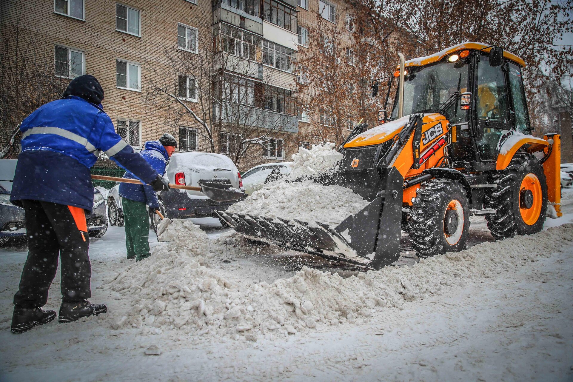 Очистка дворов от снега и наледи в Луховицах — уборка снега, трактор и ручная, цены от 517 руб. | ПроМусор