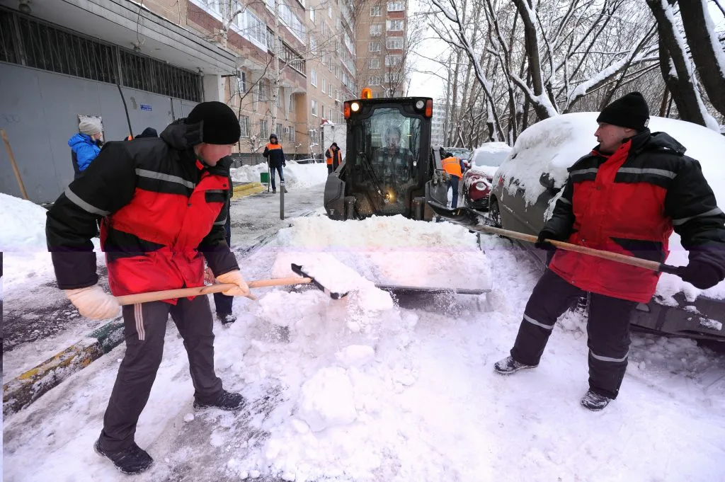 Очистка дворов от снега с гарантией результата в Луховицах в октябре