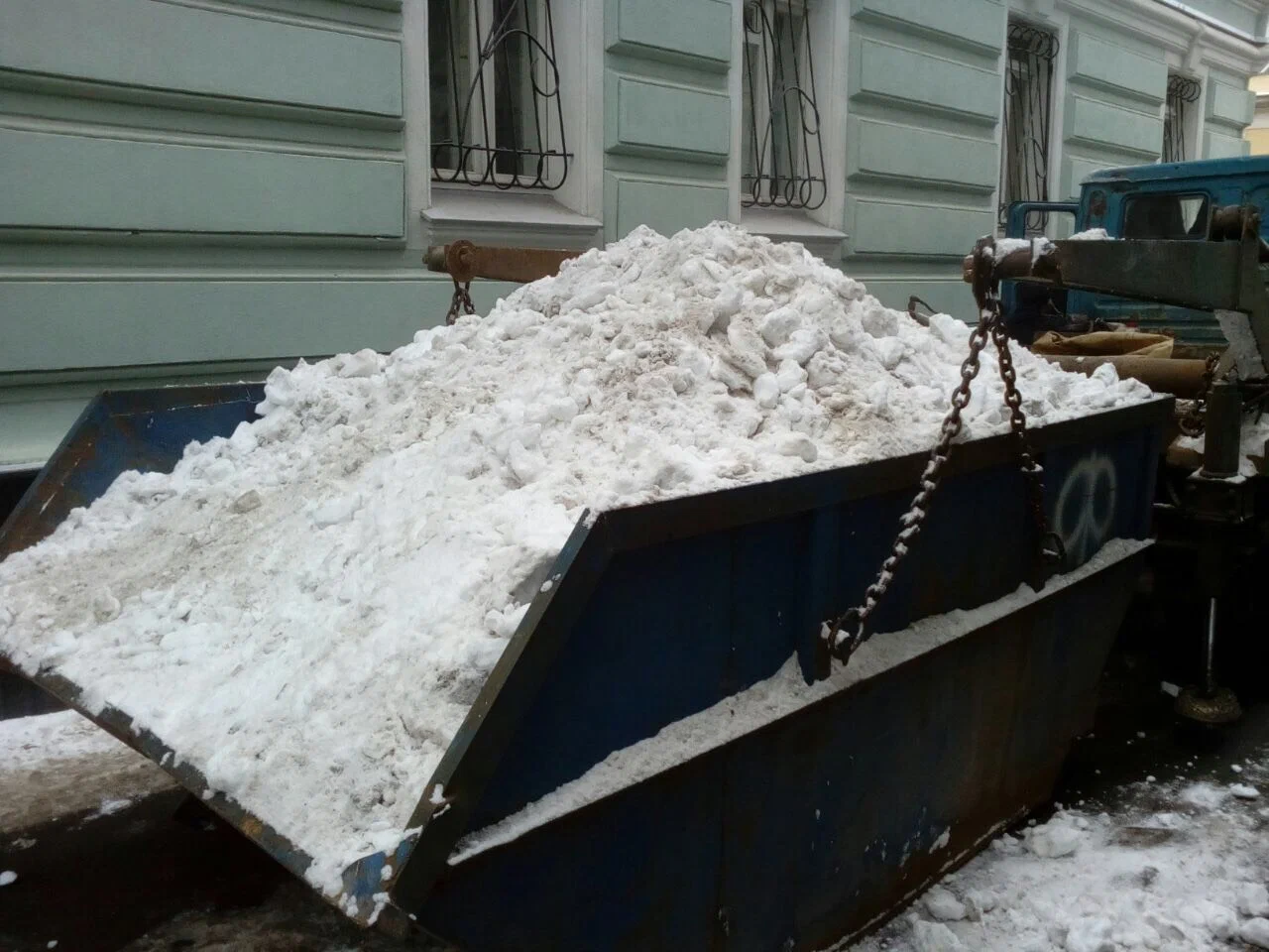 Вывоз снега контейнерами в Луховицах в октябре